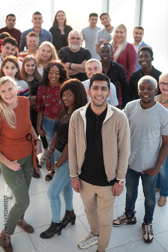 Foto Group of multiethnic business people standing