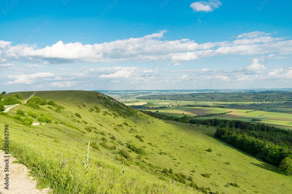 Vom Hesselberg in Bayern (Deutschland) können Wanderer und Spaziergänger einen traumhaften Blick über die mittelfränkische Landschaft werfen.