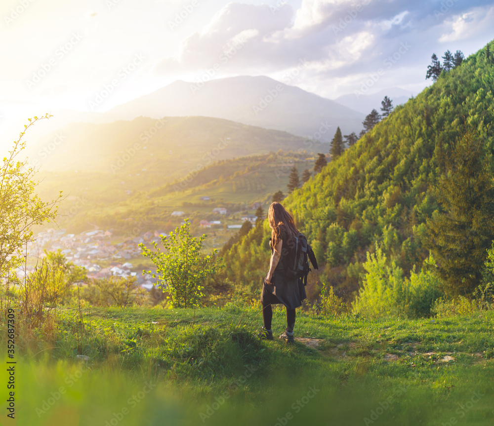Obraz premium Girl travelling through beautiful epic mountain landscape