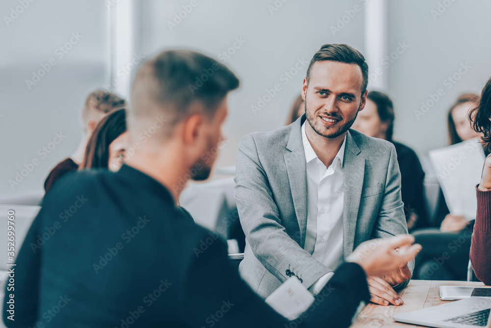 Obraz premium close up. working group discussing a new project