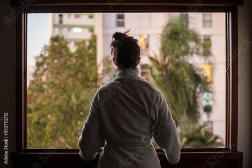 Quarentena. Olhando pela janela (Quarantine. Looking out the window), by Carol Rahal 