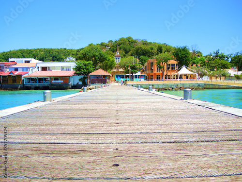 Fotografi A long wooden dock on a sunny day in the Caribbean