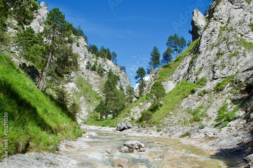 Schlucht mit Fluss 