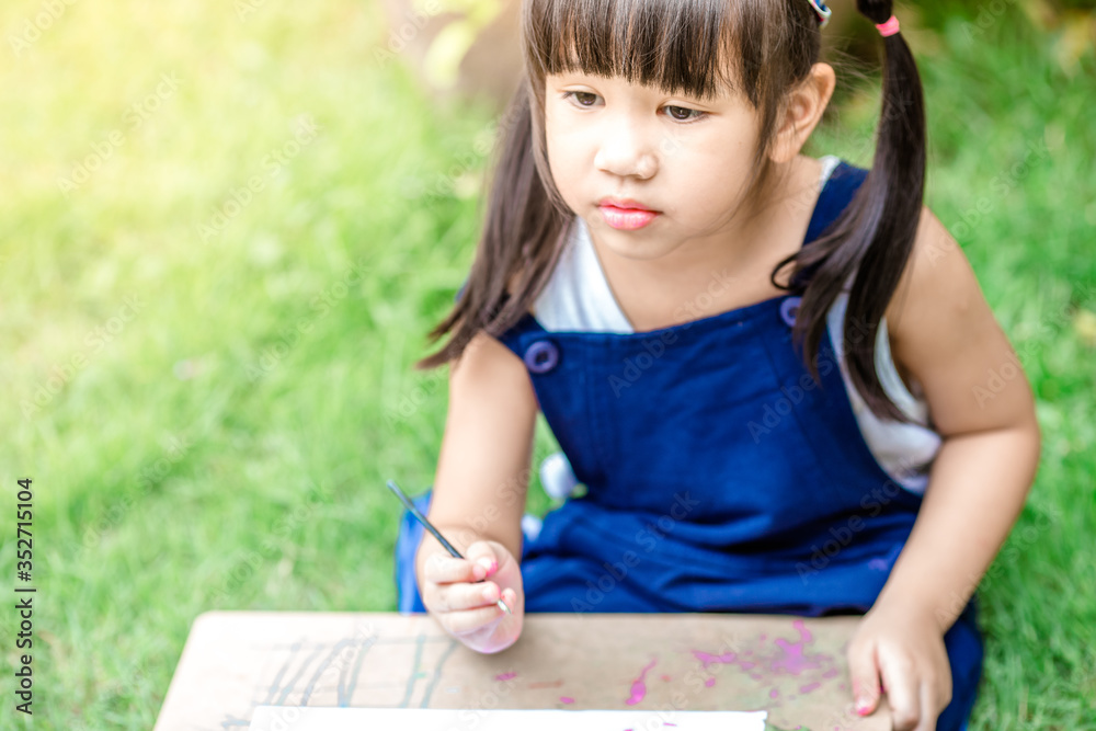 Close up background view Of cute girls drawing pictures for learning, artistic marketing concepts or studying during the semester outside the classroom Close up background view Of cute girls drawing pictures for learning, artistic marketing concepts or studying during the semester outside the classroom