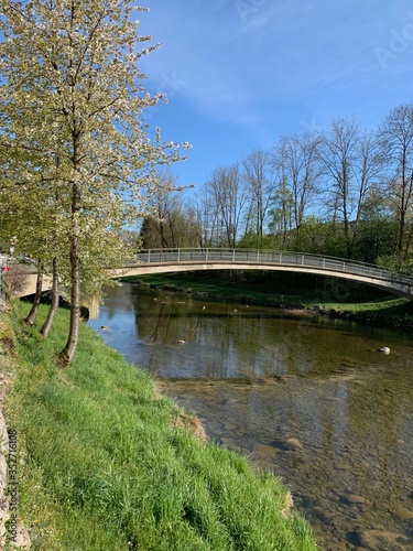 Brücke über den Fluss Sihl in der Stadt Adliswil im Kanton Zürich, Schweiz im Frühling