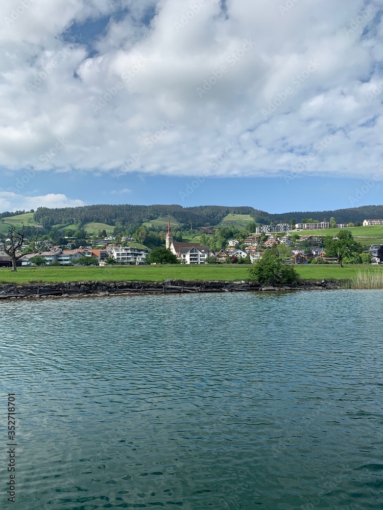 Ägerisee - Aegerisee mit Blick auf das Dorf Oberägeri im Kanton Zug, Schweiz Ägerisee - Aegerisee mit Blick auf das Dorf Oberägeri im Kanton Zug, Schweiz