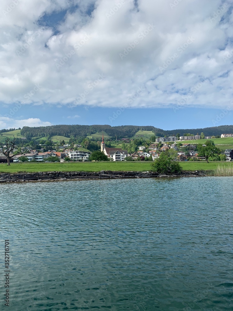 Ägerisee - Aegerisee mit Blick auf das Dorf Oberägeri im Kanton Zug, Schweiz