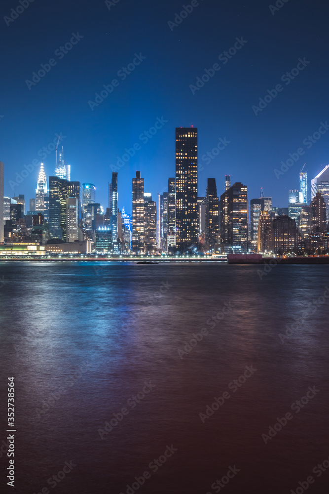 Obraz premium Oszałamiający Manhattan Cityscape w Nowym Jorku w porze nocnej z gęstymi budynkami