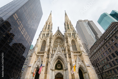 St Patrick's Cathedral i Manhattan on an overcast Day © christianthiel.net