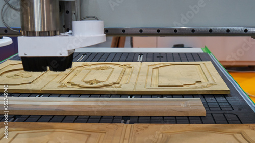 Processing of panels on the coordinate-milling woodworking machine with CNC.
