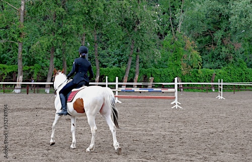 The young jockey conducts classes in the paddock Dressage. © Андрей Лисовский