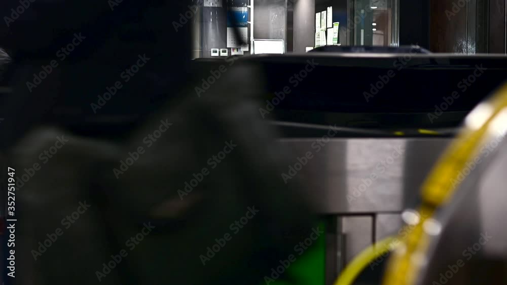 コロナ禍でウイルス対策をした駅員室と、マスクをした乗客 コロナ禍でウイルス対策をした駅員室と、マスクをした乗客