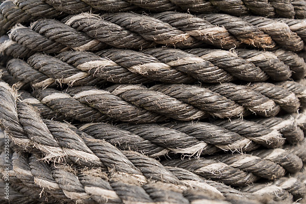 schwarzes Seil mit beigen Streifen als Hintergrund