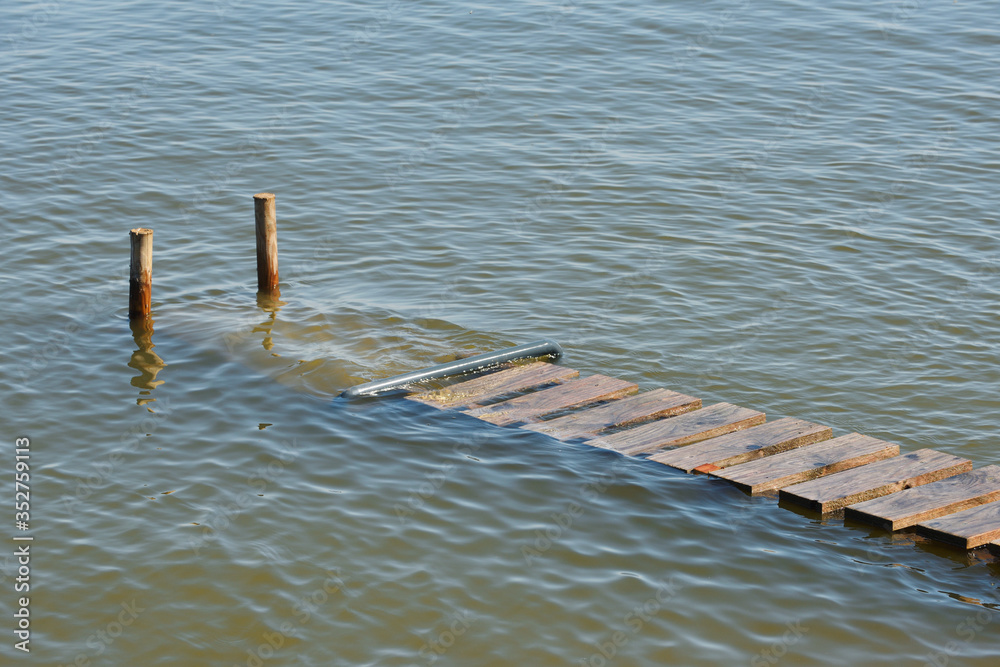 Obraz premium Wooden pier at lake