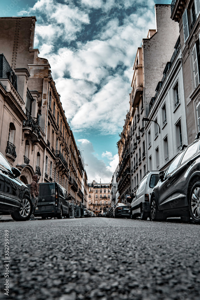 フランス パリの路地裏にて路面駐車する車の列