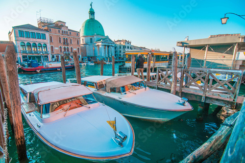 イタリア ヴェネチアの運河を運行する船と観光客が求める美しい光景