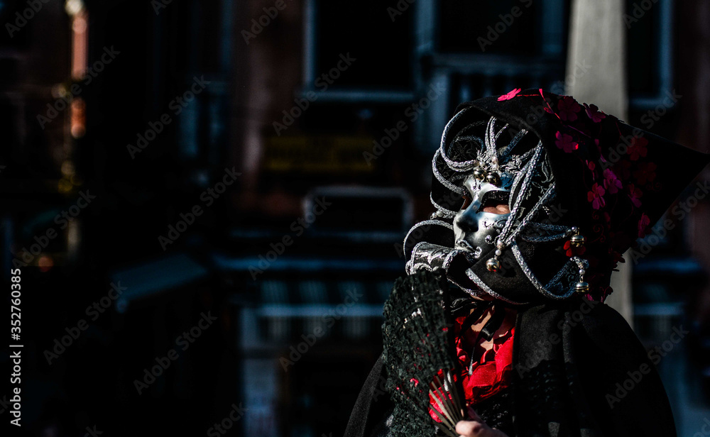 イタリア ベネチアのマスクカーニバルでマスクを被っている女性
