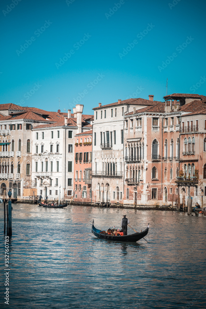 イタリア ベネチアの美しい運河と歴史的建造物が並ぶ街並み