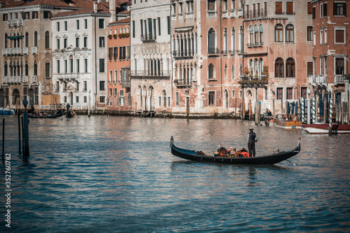 イタリア ヴェネチアの運河を運行する船と観光客が求める美しい光景 © nakajimovie
