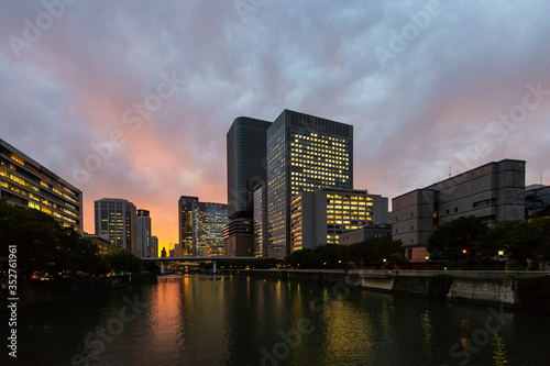 都会のビルと川と美しい夕焼け © sigmaphoto
