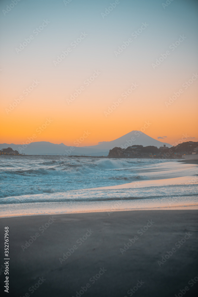 鎌倉にある七里ヶ浜の海辺から見える富士山と美しい夕焼け