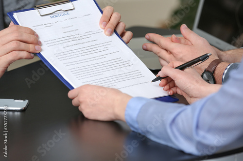 Couple visiting lawyer in o...