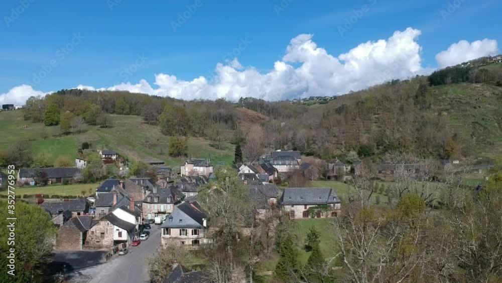 Allassac (Corrèze, France) - Le saillant - Vue aérienne du village et du vieux pont en schiste sur la Vézère Allassac (Corrèze, France) - Le saillant - Vue aérienne du village et du vieux pont en schiste sur la Vézère