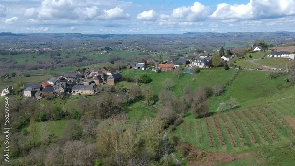 Vertougit (Corrèze, France) - Vue aérienne du village et de la vallée de la Vézère
