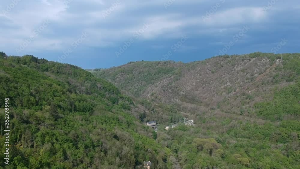 Voutezac (Corrèze, France) - Le Saillant - Vue aérienne de la vallée de la Vézère en direction du barrage Voutezac (Corrèze, France) - Le Saillant - Vue aérienne de la vallée de la Vézère en direction du barrage