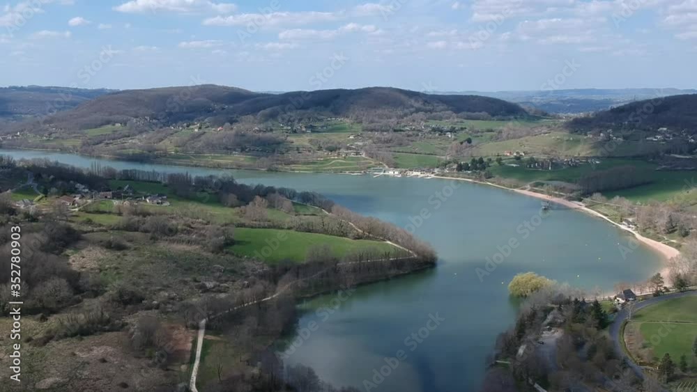 Chasteaux (Corrèze, France) - Vue aérienne de l'église dominant le lac du Causse Chasteaux (Corrèze, France) - Vue aérienne de l'église dominant le lac du Causse