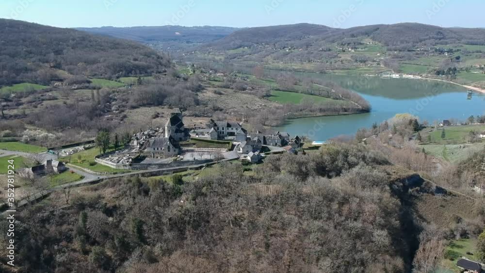 Chasteaux (Corrèze, France) Vue aérienne du village et du lac du