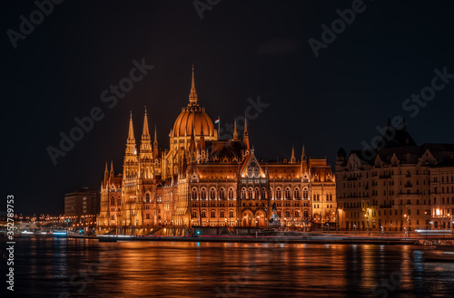 Long exposure view of Hungarian Paliament National Assembly by Danube river in the evening © Davidzfr