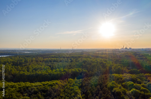 Abendhimmel mit Wald und Industrie Aerial