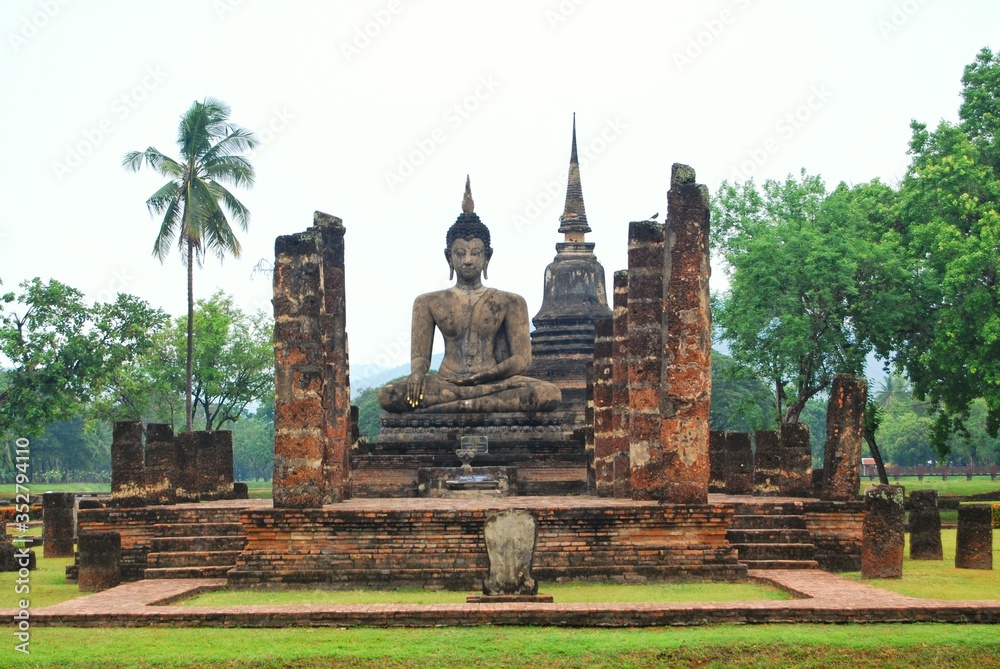 Obraz premium Mahathat Temple in the Sukhothai Historical Park, One of Thailand’s most impressive World Heritage sites. It is near the city of Sukhothai, THAILAND.