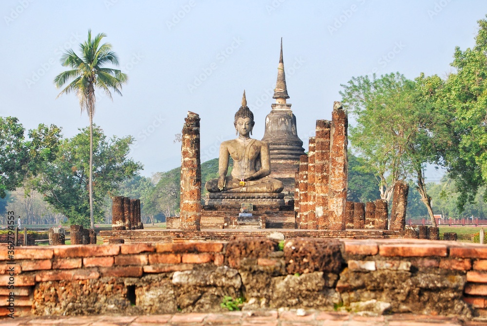 Obraz premium Mahathat Temple in the Sukhothai Historical Park, One of Thailand’s most impressive World Heritage sites. It is near the city of Sukhothai, THAILAND.