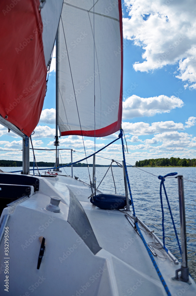 Obraz premium Sailboat front view on the lake. Front part of boat