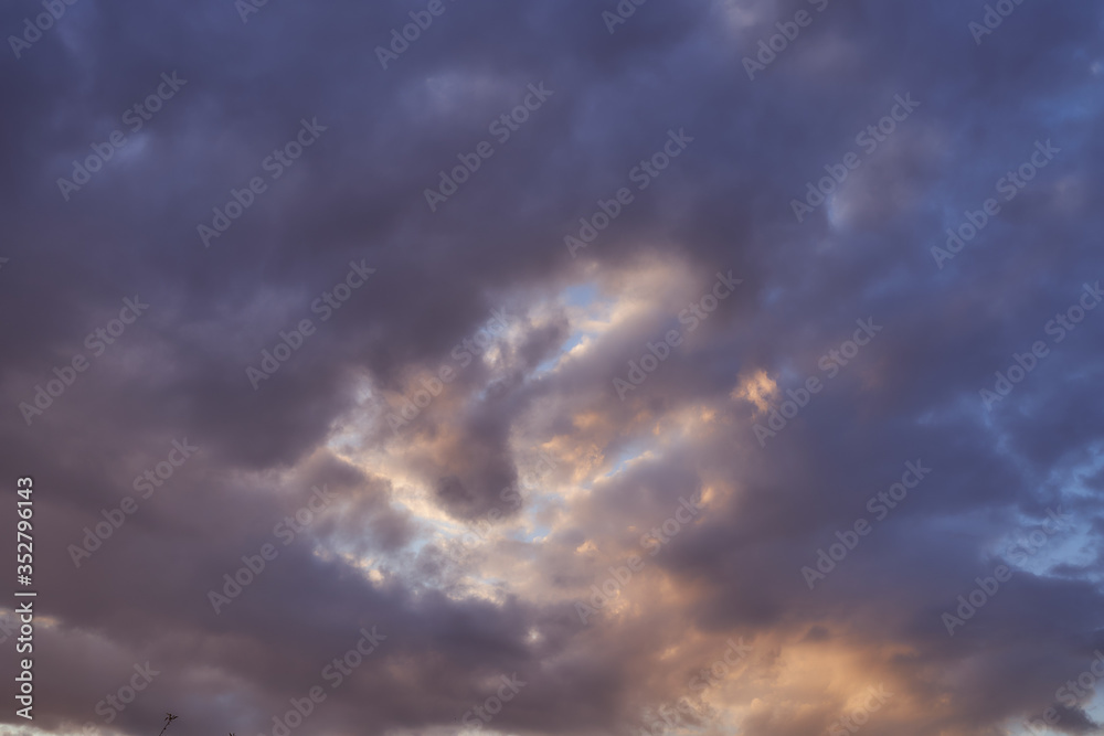 Obraz premium beautiful clouds at sunset with the gleams of the sun