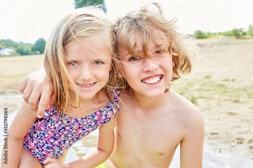 Bruder Und Schwester L Cheln Gl Cklich Am Strand Stock Photo Adobe Stock