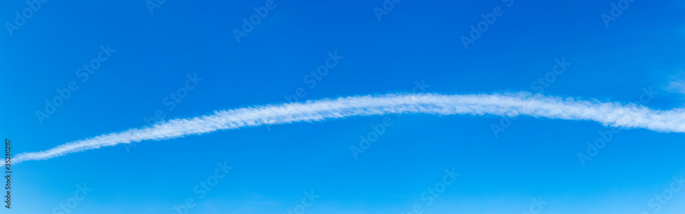 Blauer Himmel mit langen Wolkengebilde Blauer Himmel mit langen Wolkengebilde