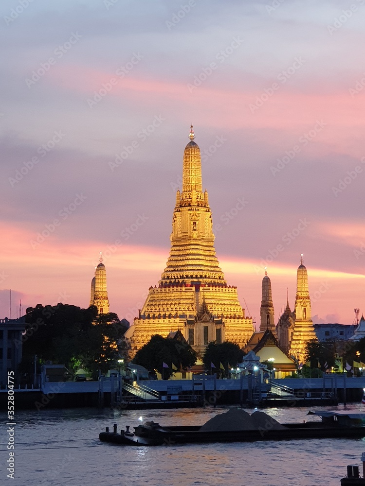 Fototapeta premium Wat Arun Prang on Chaopraya Riverside