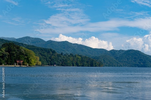 青い空と湖に白い雲が湧く景色／Lake Nojiri in Nagano Prefecture, Japan