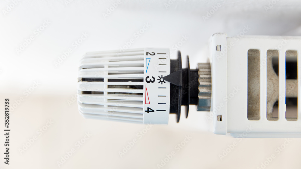 Thermostat an Heizung auf Zahl Drei von oben Thermostat an Heizung auf Zahl Drei von oben