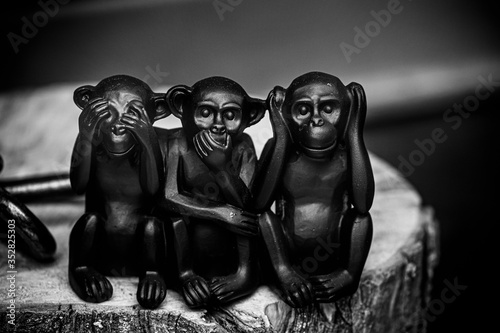 Konstfotografi Statue avec trois singes voir dire entendre - Symbole de sagesse