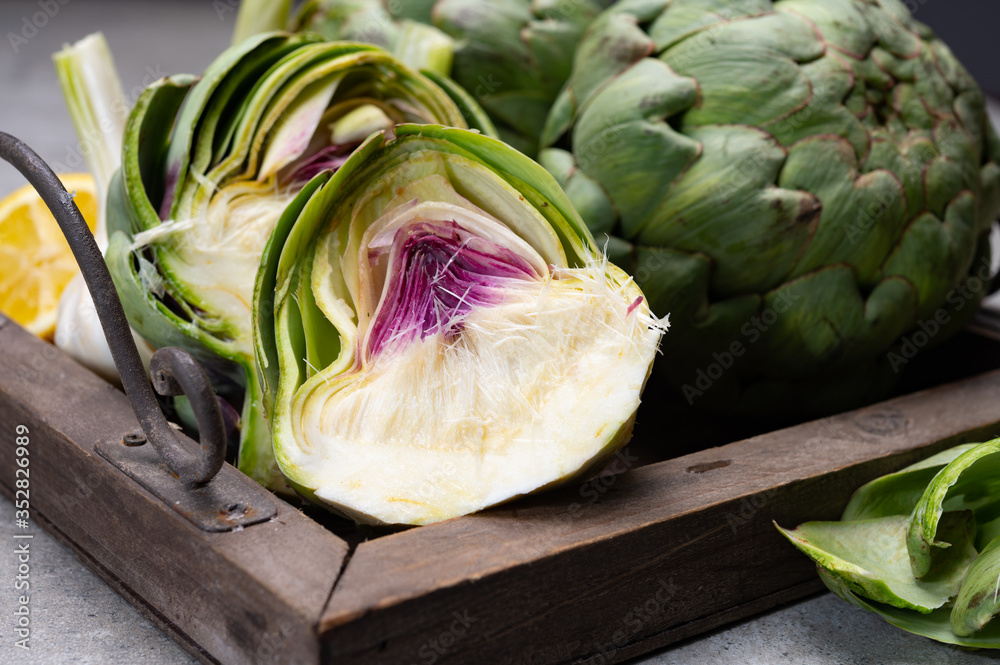 Obraz premium Big ripe uncooked green globe artichoks vegetables