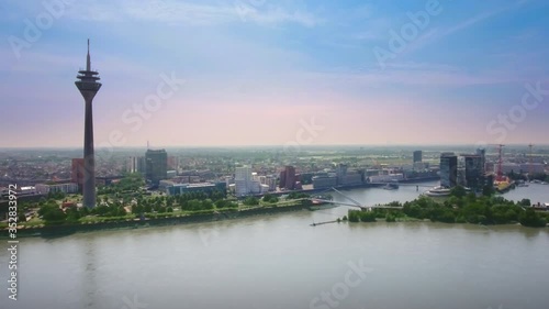 Drohnenaufnahme von Düsseldorf Skyline mit Rhein, Fernsehturm und Medienhafen