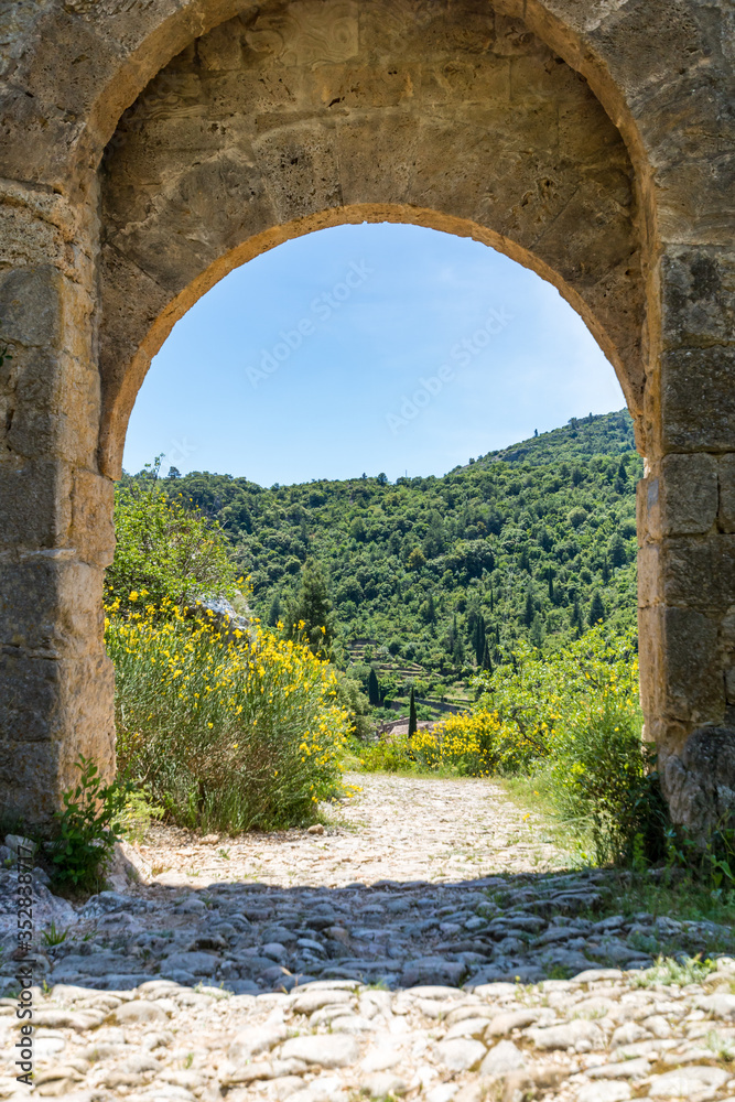 Dernier vestige des fortifications du village médiéval de Saint-Guilhem-le-Désert (Occitanie, France)