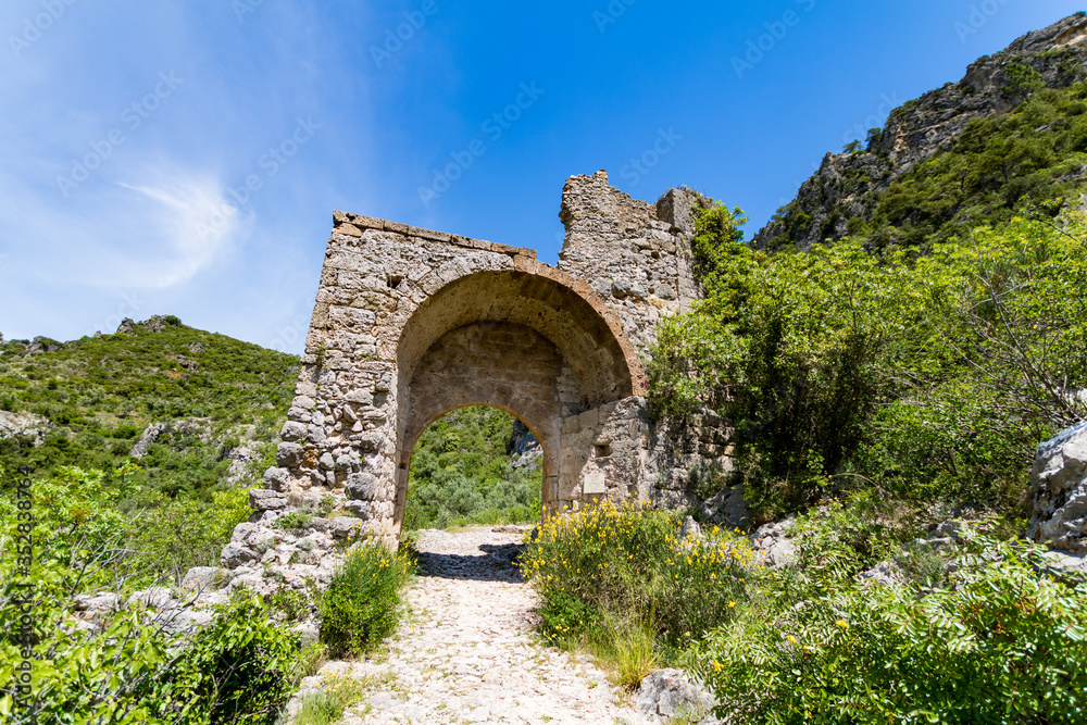 Dernier vestige des fortifications du village médiéval de Saint-Guilhem-le-Désert (Occitanie, France)