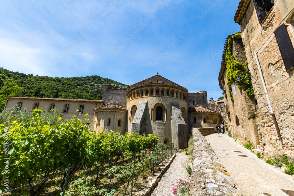 Obraz premium Abbaye de Gellone au cœur du village médiéval de Saint-Guilhem-le-Désert (Occitanie, France)