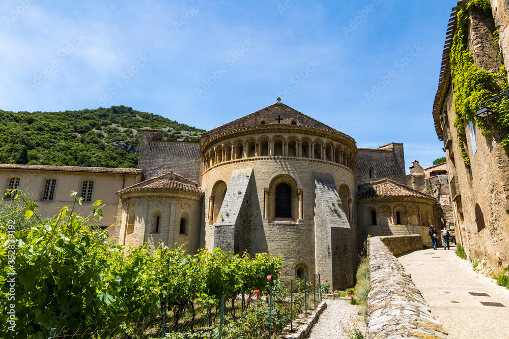 Obraz premium Abbaye de Gellone au cœur du village médiéval de Saint-Guilhem-le-Désert (Occitanie, France)