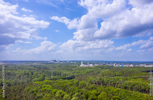 Aerial mit Wald, Industrie und Stromtrasse